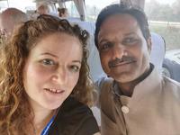 Reisebegleiterin Simone und Reiseleiter Dev