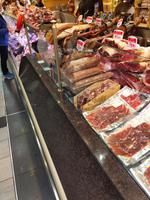 Wursttheke in der Markthalle in Palma de Mallorca