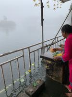 Opfergaben werden niedergelegt