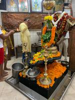 Opfergaben werden niedergelegt