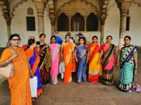 Lauter Grazien in wundervollen bunten Saris, Rotes Fort, Agra