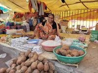 Straßenhändlerin in Khajuraho