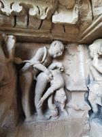 Ob das für die Dame bequem ist, und was er wohl für einen Punkt zu finden hofft? Khajuraho