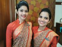 Rezeptionspersonal im Fariyas Hotel in Bombay