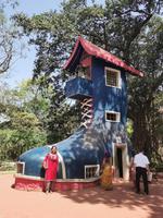 Ein riesiger Schuh und davor unsere lokale Führerin in Bombay