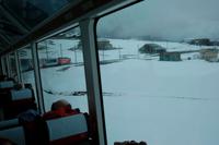 Der Glacier-Express windet sich durch die Winterlandschaft