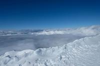 Nur die Bergspitzen schauen heraus
