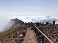 Reisegruppe geniesst den Ausblick vom Roques de Muchachos 