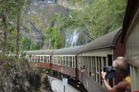 Mit dem historischen Eisenbahn in Kuranda durch den Regenwald wieder zurück nach Cairns