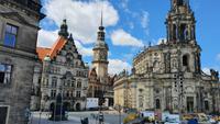 Schlossplatz in Dresden mit Hofkirche und Georgentor