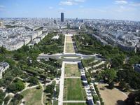 Champs de Mars mit Tour Montparnasse im Hintergrund