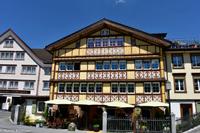 Appenzell - Typische Fassadenmalerei und typische Giebelformen
