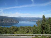 Ausblick vom Utvikfjell zum Fjord