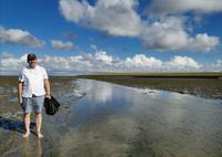 Frank, unser Busfahrer, ist im Watt zu Fuß unterwegs 