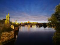 Städtereise Prag - abendlicher Blick zur Karlsbrücke und Prager Burg