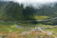 Furkastraße kreuzt Furka-Dampfeisenbahn (vom Furkapass gesehen)