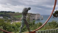 Étretat, Gärten von Ètretat, Blick zur Porte d'Aval mit Aiguille