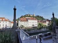 Blick von der Ljubljanica zum Burgberg, Ljubljana