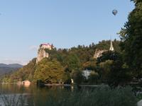 Bleder See mit Burg am frühen Morgen
