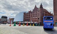 02. Unser Bus vor dem Ozeaneum und alten Speichern im Hafen von Stralsund