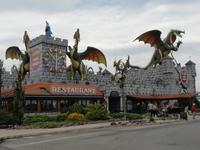 Unsere letzte Pause während der Anreise machten wir bei diesen Drachen