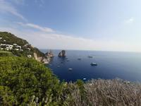 Insel Capri - Capri-Zentrum (Augustusgarten - Blick zu den Faraglioni-Felsen)