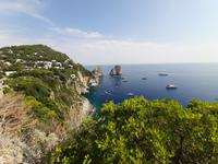 Insel Capri - Capri-Zentrum (Augustusgarten - Blick zu den Faraglioni-Felsen)