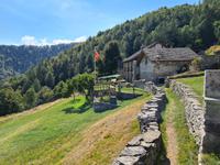 In Calascio, hoch oben im Grünen, nur zu Fuss erreichbar. Zeit für eine Pause. 