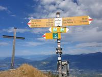 Geschafft! Der höchste Punkt unserer Wanderung - Monte Boglia (1516m), an guten Tag mit einem Blick bis hin zu den Walliser Alpen mit seinen 4000ern (in Blickrichtung)