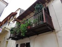 Gythion - grün bewachsene Balkone