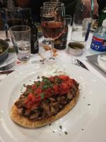 Abschlussabendessen mit Pita, Schweinfleisch und Tomaten - Athen