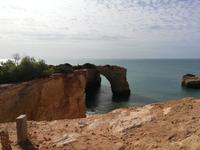 Felsformationen entlang der Küstenwanderung