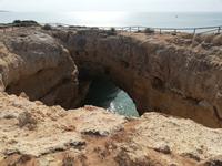 Felsformationen entlang der Küstenwanderung