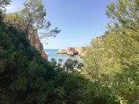 Felsformationen entlang der Küstenwanderung