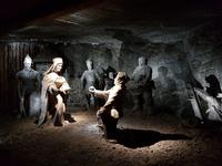 Die dargestellten Szenen erzählen Geschichten aus vergangenen Zeiten