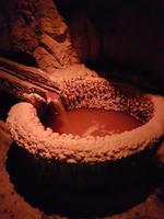 durch das salzhaltige Wasser bilden sich an Gefäßen und Leitungen Kristalle