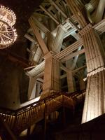 viele Holzstützen sorgen für Sicherheit unter Tage