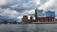 erster Blick auf die Elphi vom Wasser aus