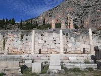 Delphi - Säulenhalle der Athener und Apollontempel