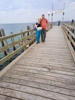 Wustrow - Seebrücke (Reiseleiterin Katrin und Buschauffeur Jörg)