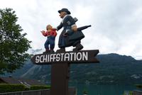 Holzskulpturen im ganzen Ort