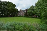 Eine Warft - künstliche Erhöhungen in der Marsch - zum Schutz des eigenen Hofs vor schweren Sturmfluten