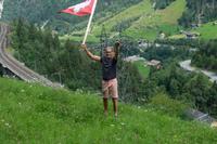 Der Mann steht bei jedem Zug mit der Fahne und winkt