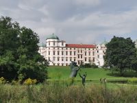 Schloß Celle mit der Skulptur von Hengst Wohlklang