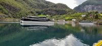 Elektroschiff zur Fjordkreuzfahrt im Aurlandsfjord