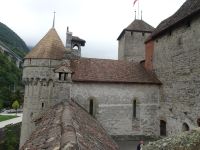 Wasserschloss Chillon - eine Festung mit Halbtürmen und Zinnen