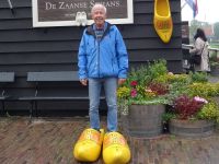 Zannse Schans und Reiseleiter in zu großen Schuhen