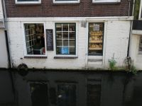 Delft - Fenster zum Beladen von der Gracht aus