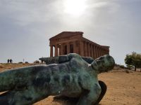 Agrigent, abgestürzter Ikarus vor dem Concordia Tempel