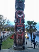 Geschichtserzaehlender Pfahl beim Hafen in Victoria